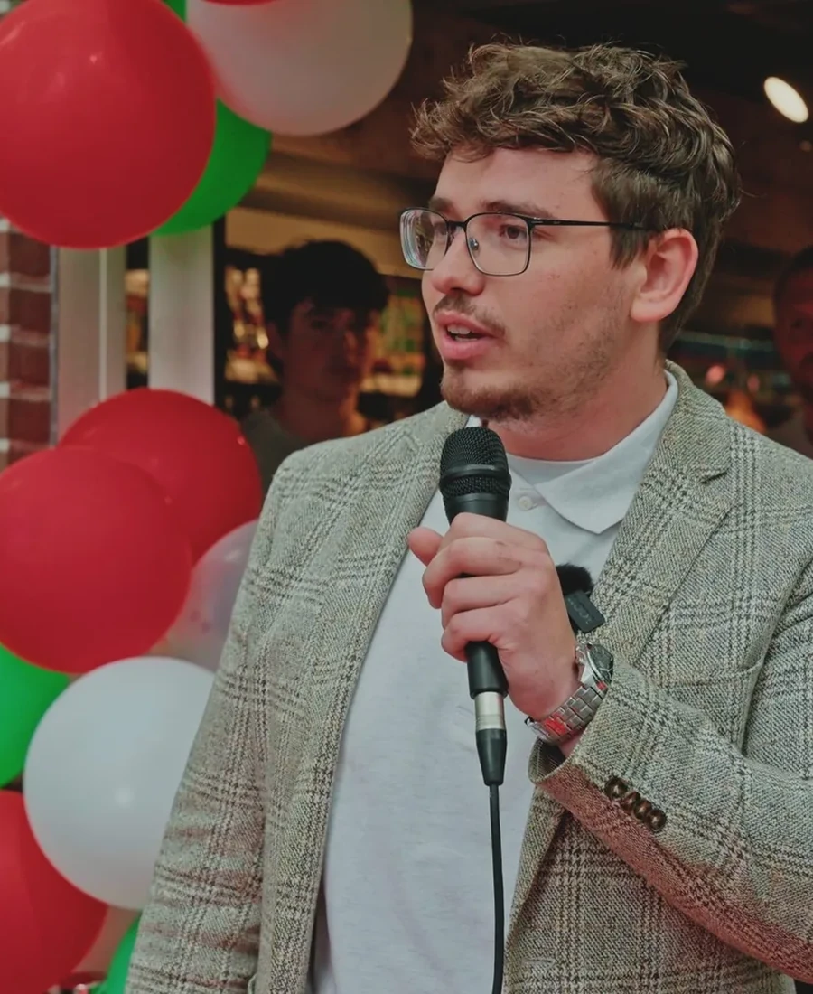 Thomas Hoekman tijdens de opening van SPAR Vlieland
